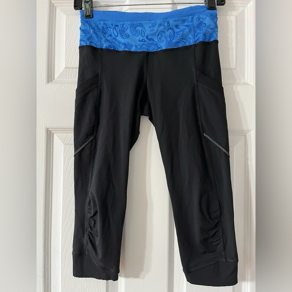 Lululemon Size XS/S (no size on item) Pull On Capri Athletic Pant black/blue
